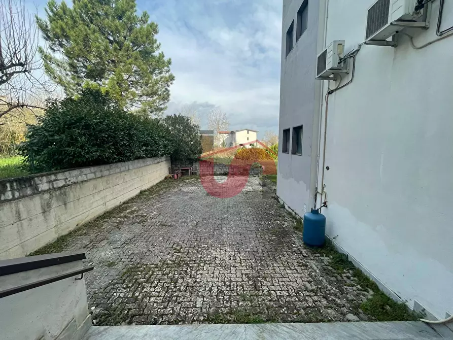 Immagine 10 di Locale commerciale in vendita  in Casale Maccabei a Benevento