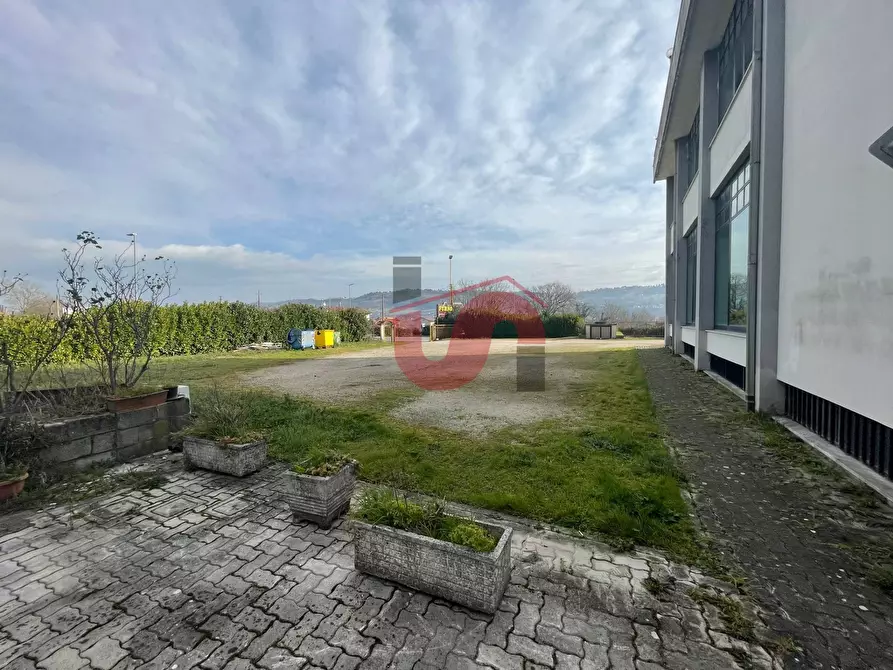 Immagine 11 di Locale commerciale in vendita  in Casale Maccabei a Benevento