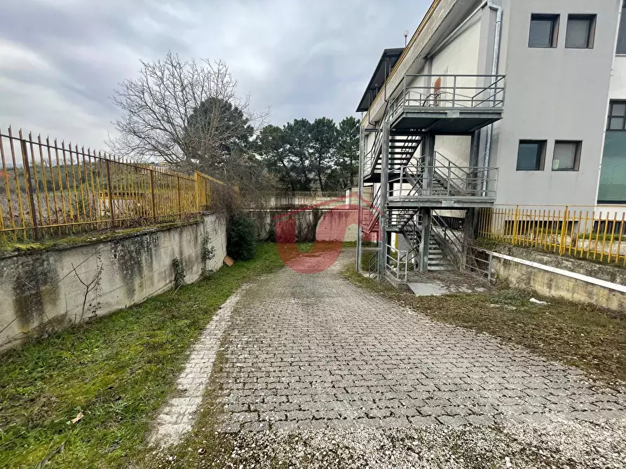 Immagine 13 di Locale commerciale in vendita  in Casale Maccabei a Benevento