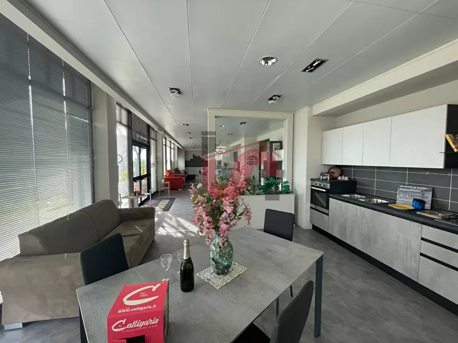 Immagine 15 di Locale commerciale in vendita  in Casale Maccabei a Benevento