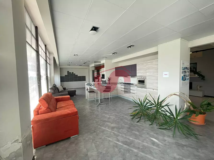 Immagine 16 di Locale commerciale in vendita  in Casale Maccabei a Benevento