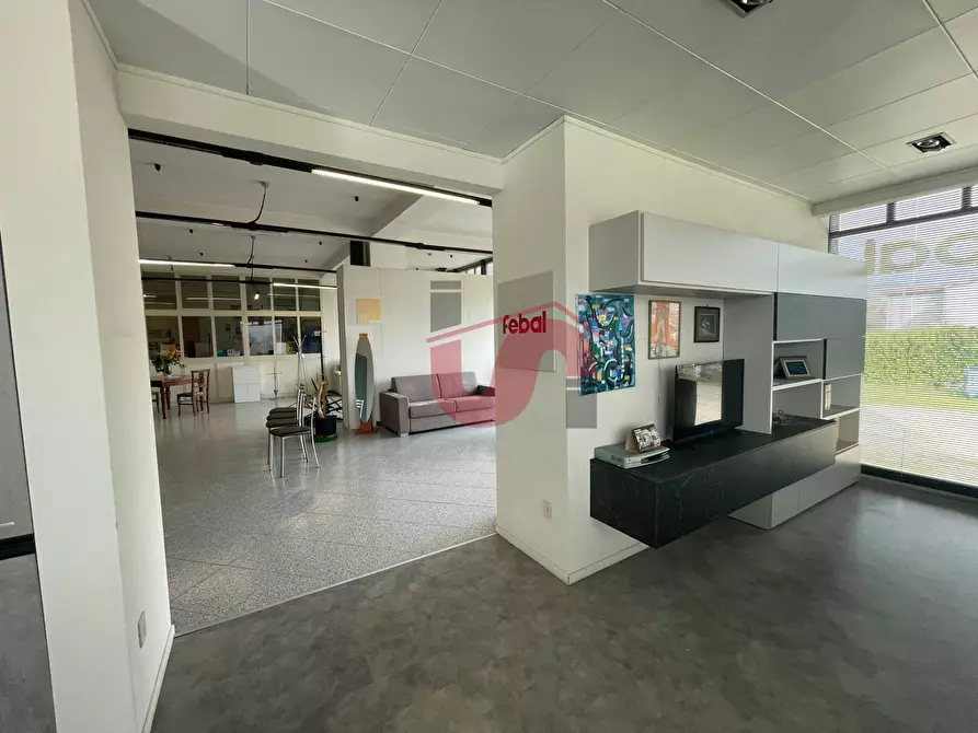 Immagine 17 di Locale commerciale in vendita  in Casale Maccabei a Benevento