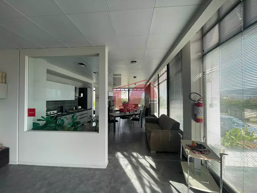 Immagine 18 di Locale commerciale in vendita  in Casale Maccabei a Benevento