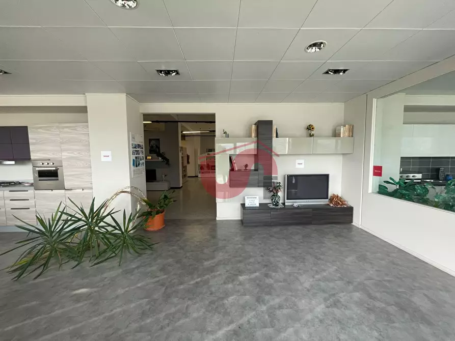 Immagine 19 di Locale commerciale in vendita  in Casale Maccabei a Benevento