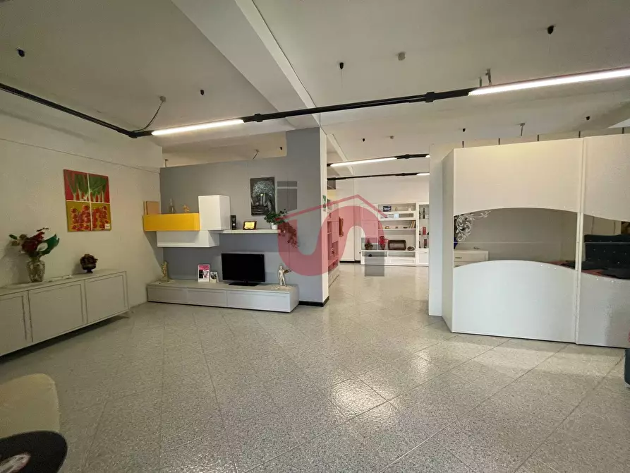 Immagine 20 di Locale commerciale in vendita  in Casale Maccabei a Benevento