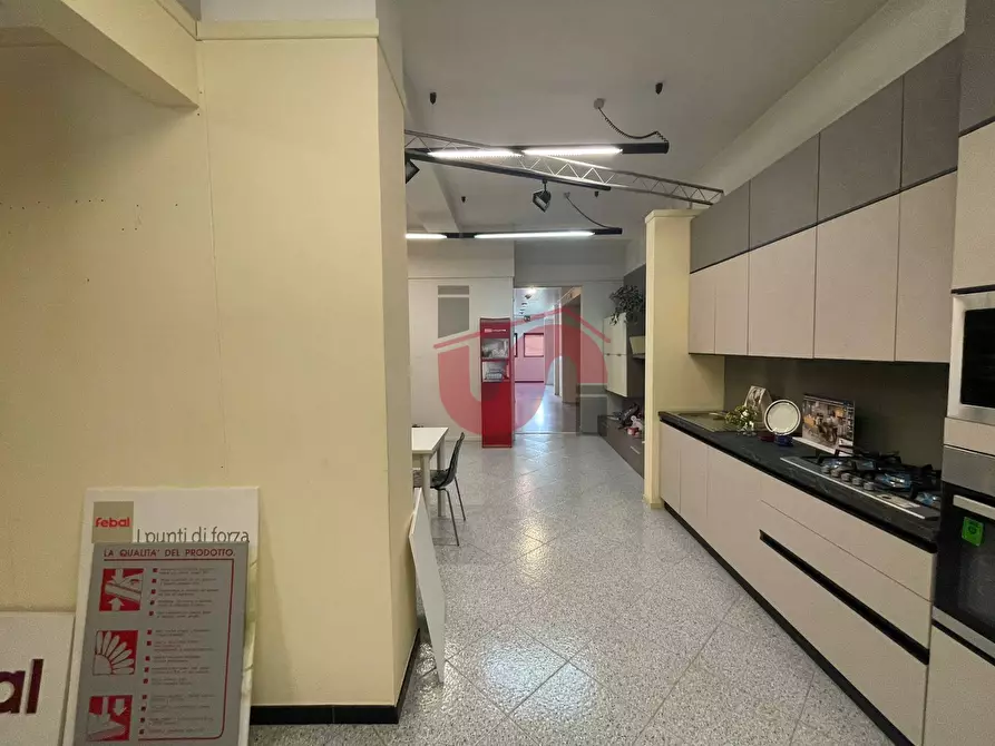 Immagine 25 di Locale commerciale in vendita  in Casale Maccabei a Benevento