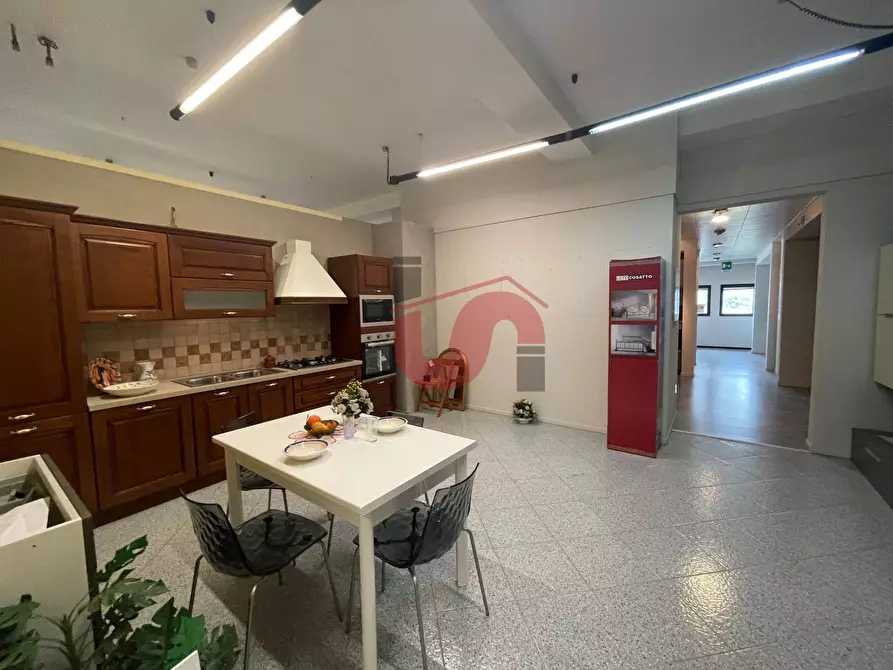 Immagine 28 di Locale commerciale in vendita  in Casale Maccabei a Benevento