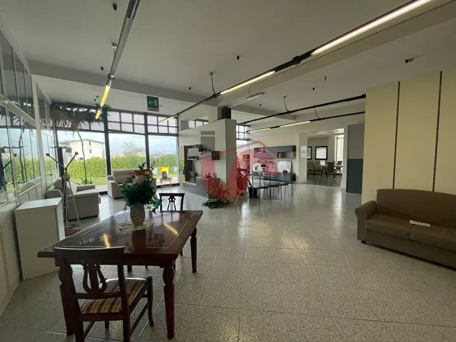 Immagine 29 di Locale commerciale in vendita  in Casale Maccabei a Benevento