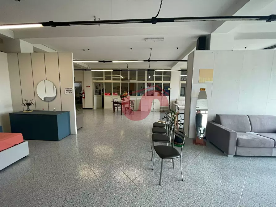 Immagine 35 di Locale commerciale in vendita  in Casale Maccabei a Benevento