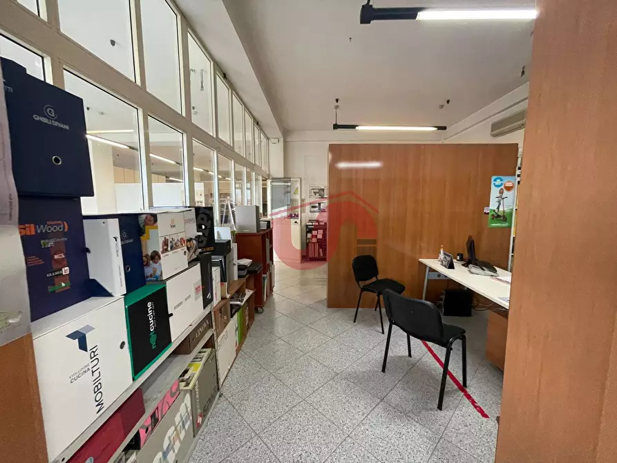 Immagine 36 di Locale commerciale in vendita  in Casale Maccabei a Benevento