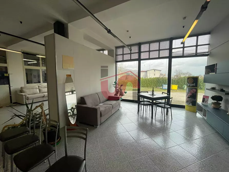 Immagine 37 di Locale commerciale in vendita  in Casale Maccabei a Benevento