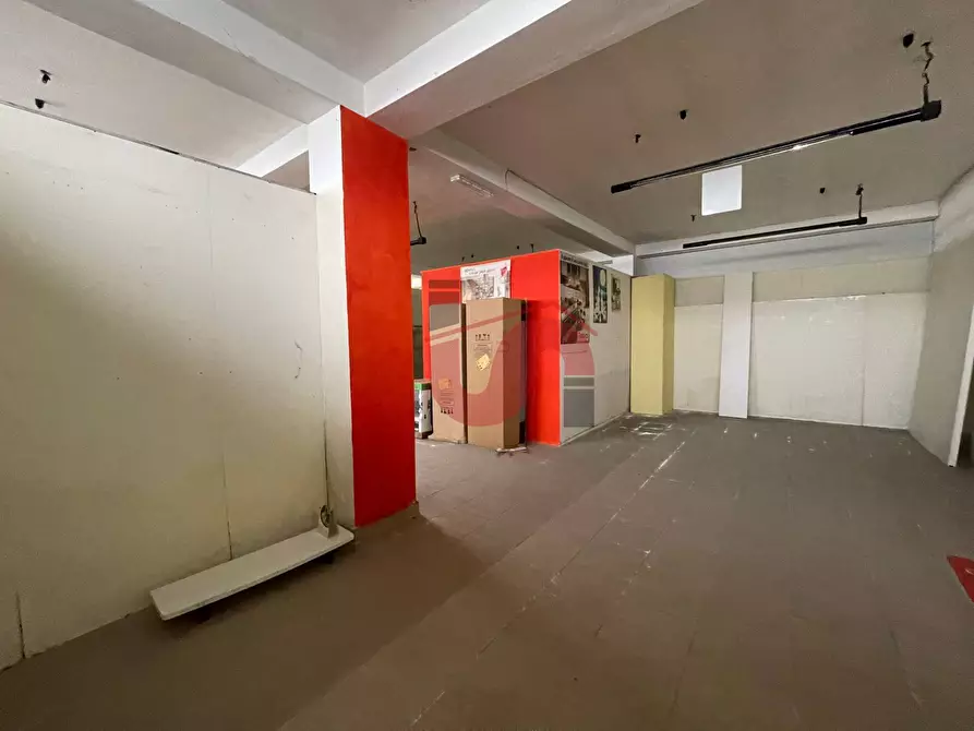 Immagine 39 di Locale commerciale in vendita  in Casale Maccabei a Benevento