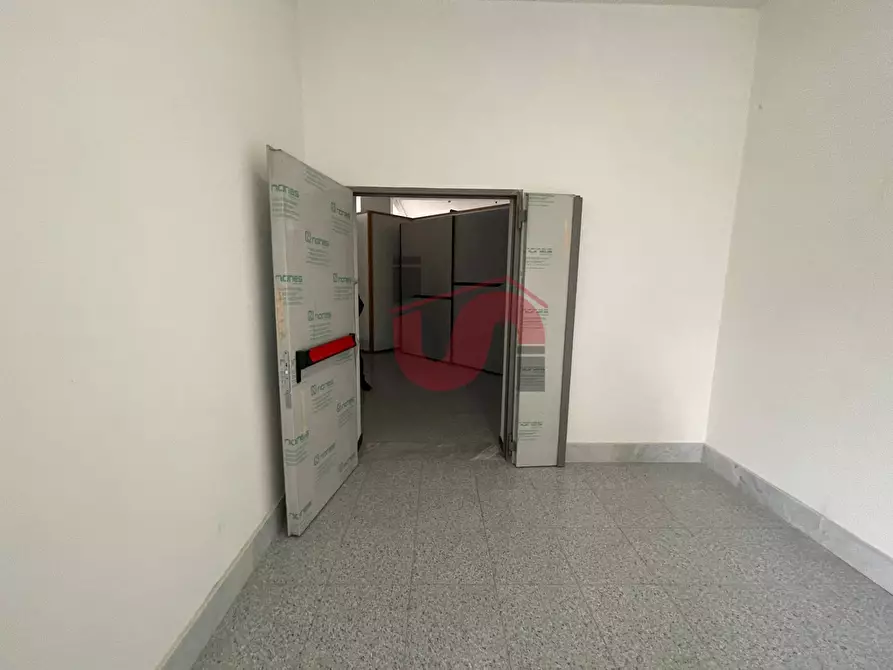 Immagine 43 di Locale commerciale in vendita  in Casale Maccabei a Benevento