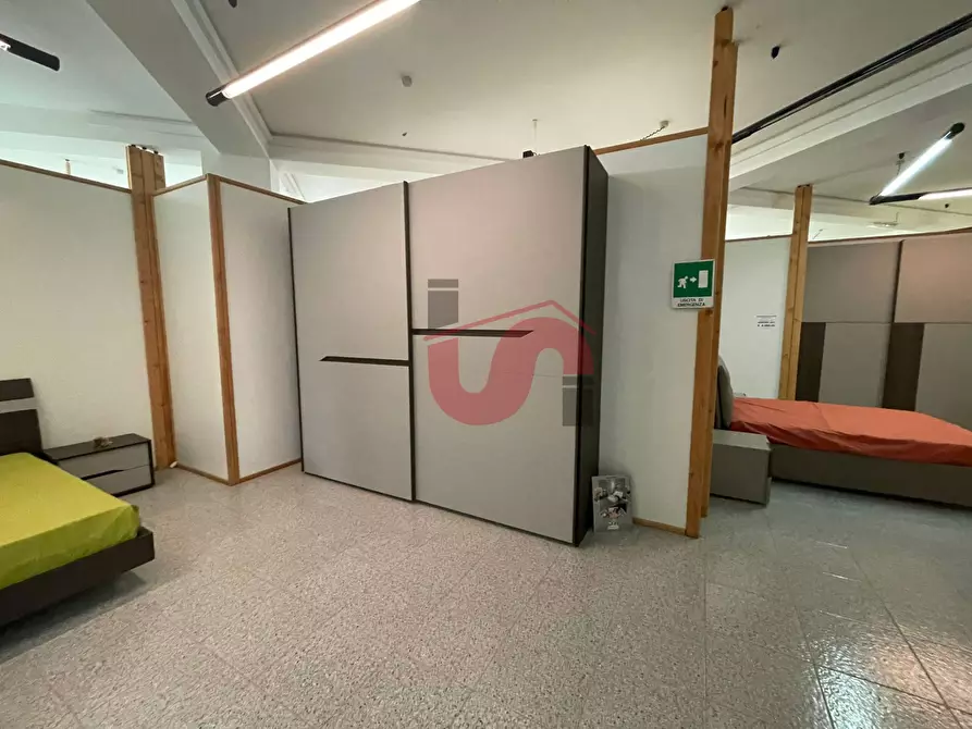 Immagine 46 di Locale commerciale in vendita  in Casale Maccabei a Benevento