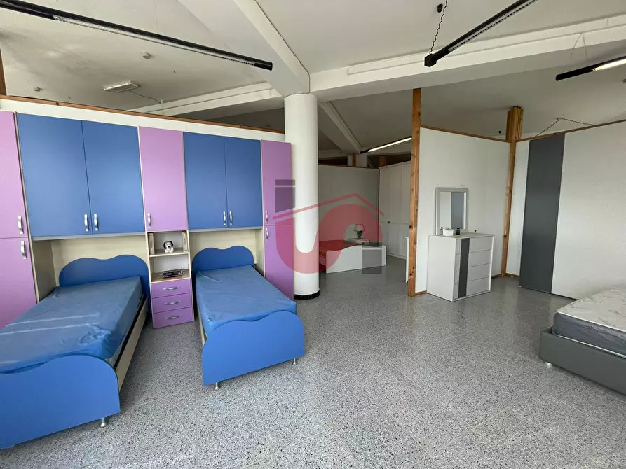 Immagine 49 di Locale commerciale in vendita  in Casale Maccabei a Benevento