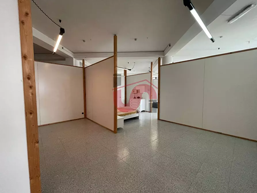 Immagine 50 di Locale commerciale in vendita  in Casale Maccabei a Benevento