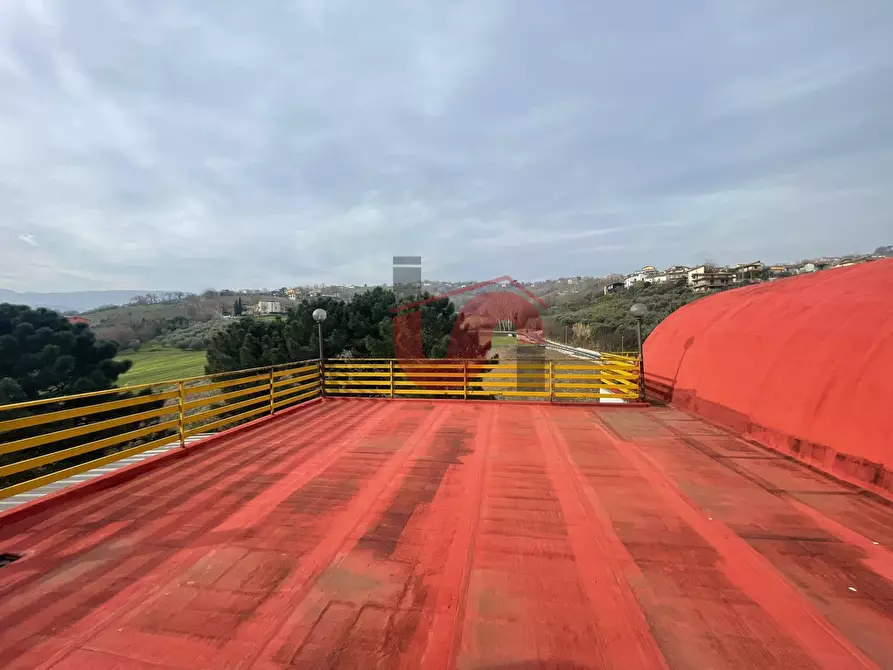 Immagine 66 di Locale commerciale in vendita  in Casale Maccabei a Benevento