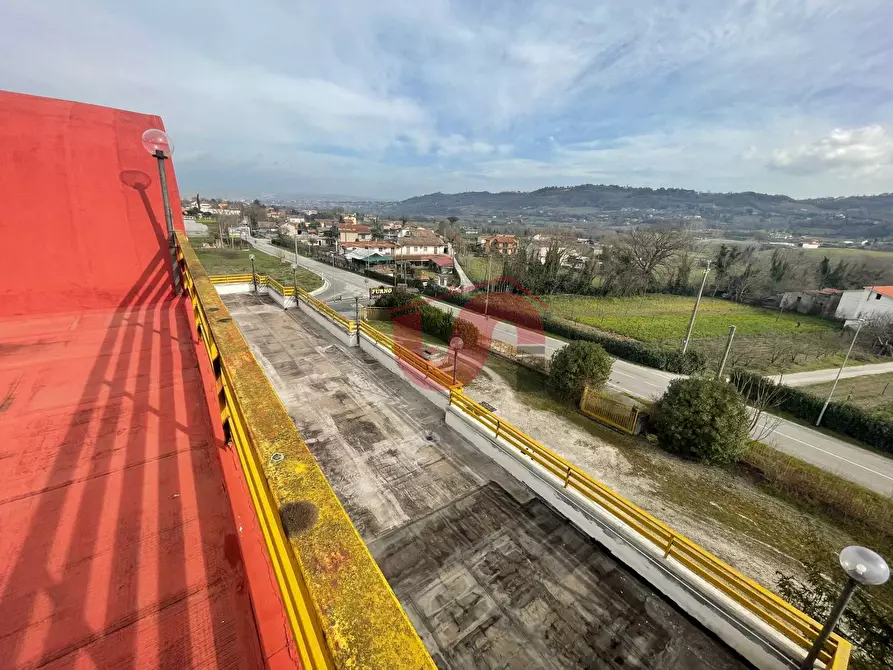 Immagine 67 di Locale commerciale in vendita  in Casale Maccabei a Benevento