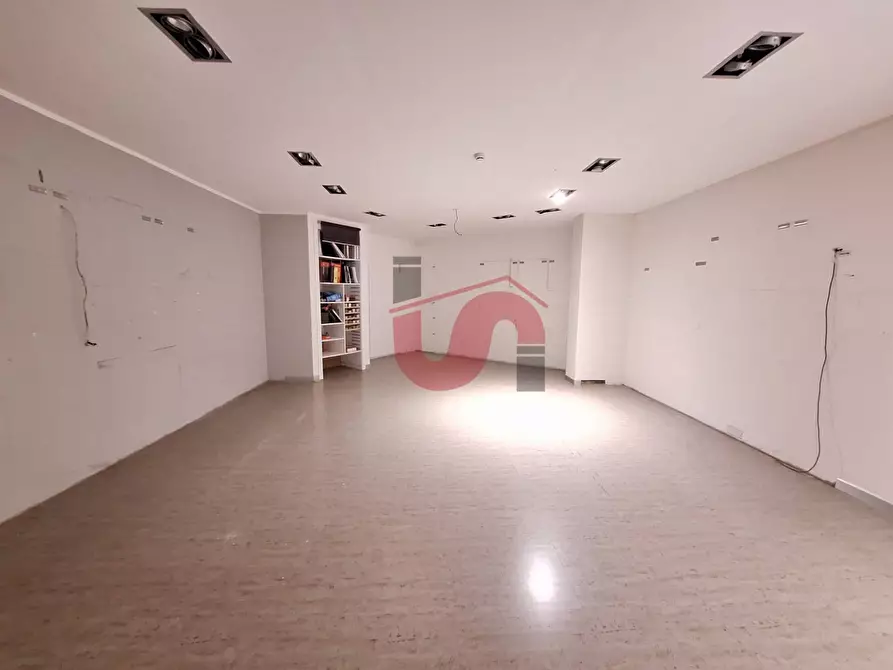 Immagine 18 di Locale commerciale in affitto  in Corso Vittorio Emanuele a Benevento
