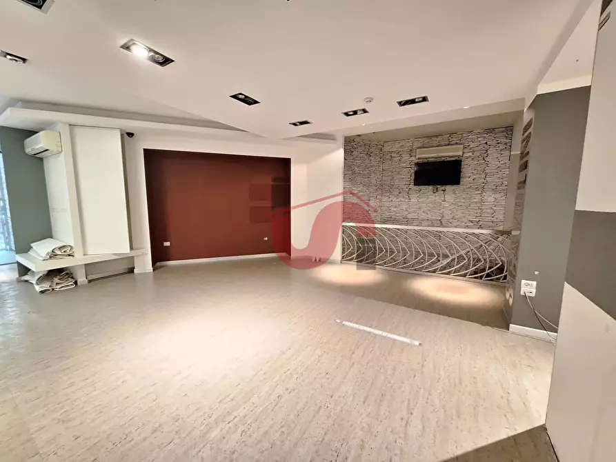 Immagine 8 di Locale commerciale in affitto  in Corso Vittorio Emanuele a Benevento