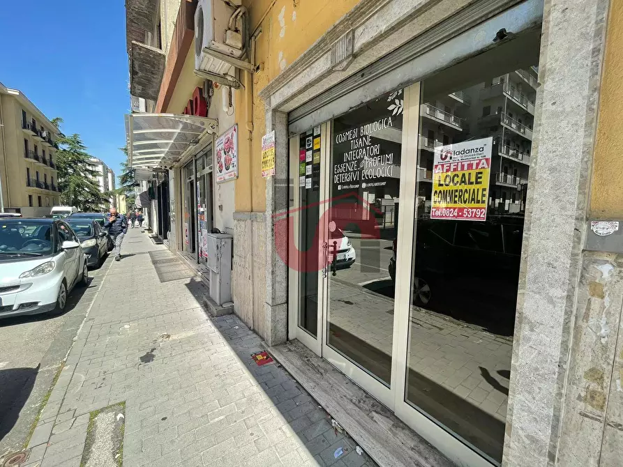 Immagine 1 di Locale commerciale in affitto  in Via Salvator Rosa a Benevento