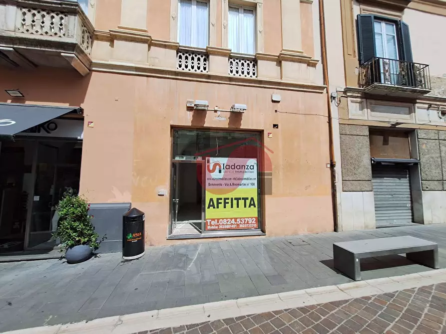 Immagine 2 di Locale commerciale in affitto  in Corso Giuseppe Garibaldi 170 a Benevento