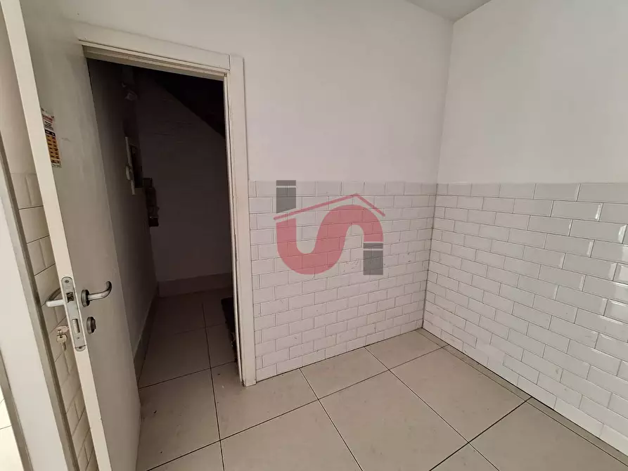 Immagine 8 di Locale commerciale in affitto  in Corso Giuseppe Garibaldi 170 a Benevento