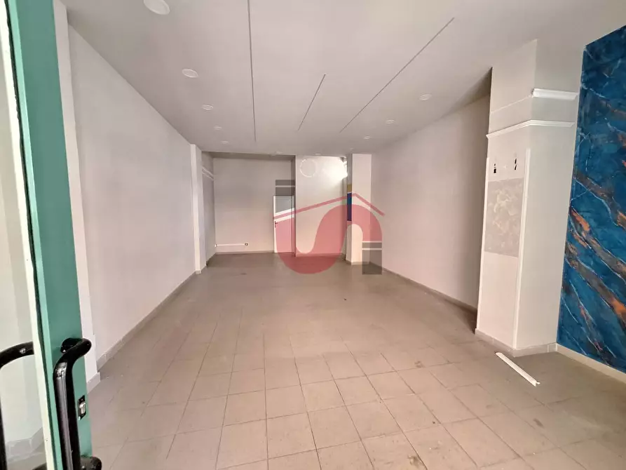 Immagine 3 di Negozio in affitto  in Via Piranesi a Benevento