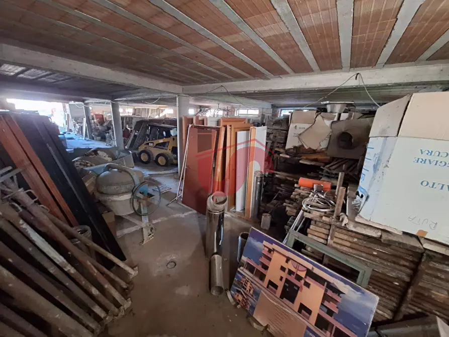 Immagine 9 di Locale commerciale in vendita  in Via Marco da Benevento a Benevento