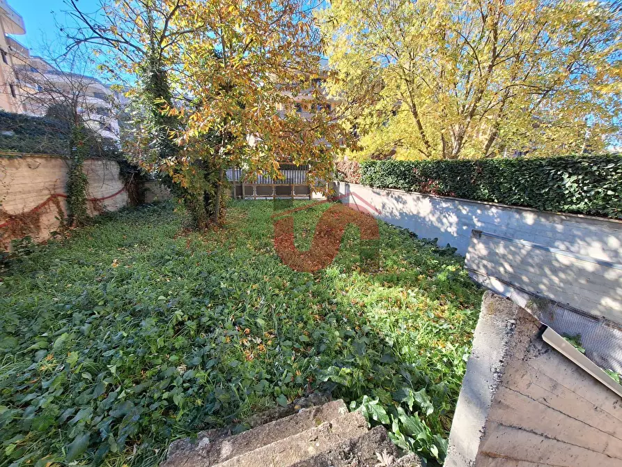 Immagine 15 di Locale commerciale in vendita  in Via Marco da Benevento a Benevento