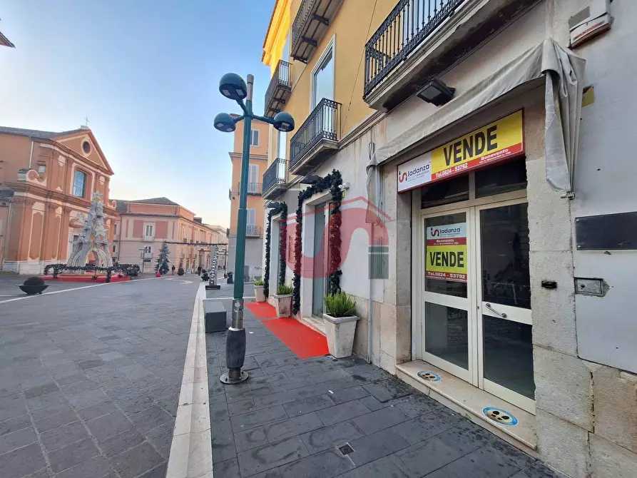 Immagine 2 di Locale commerciale in vendita  in Corso Garibaldi 70 a Benevento