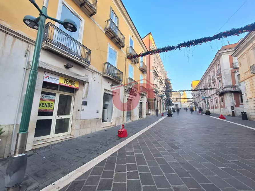 Immagine 9 di Locale commerciale in vendita  in Corso Garibaldi 70 a Benevento