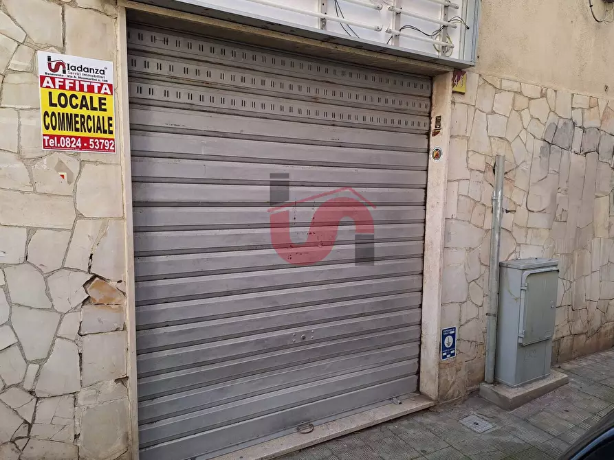 Immagine 2 di Negozio in affitto  in Via Piermarini a Benevento