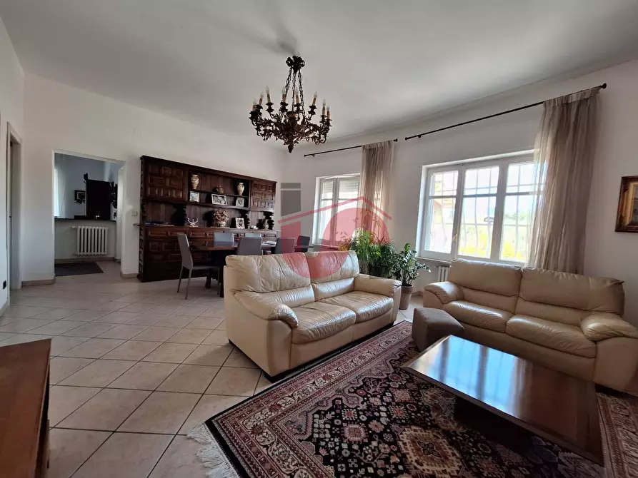 Immagine 32 di Villa in vendita  in Via Bachelet a Benevento