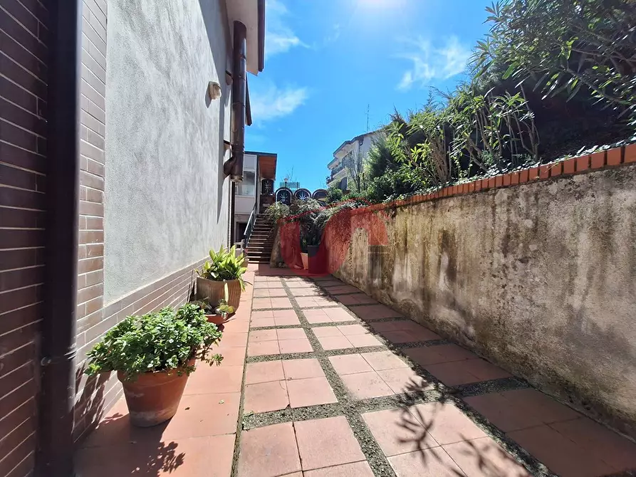 Immagine 45 di Villa in vendita  in Via Bachelet a Benevento