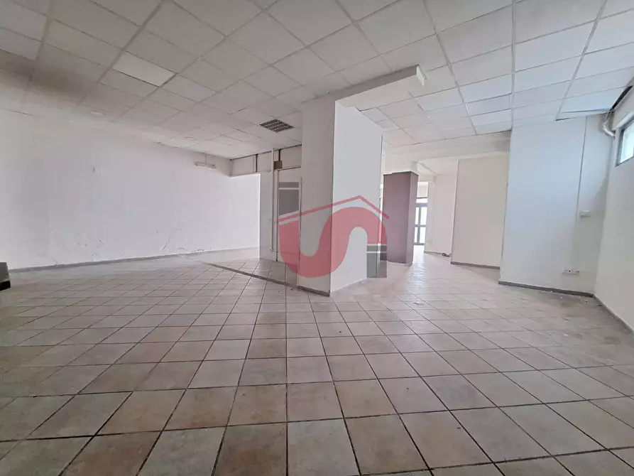 Immagine 9 di Locale commerciale in affitto  in Via Giustiniani a Benevento