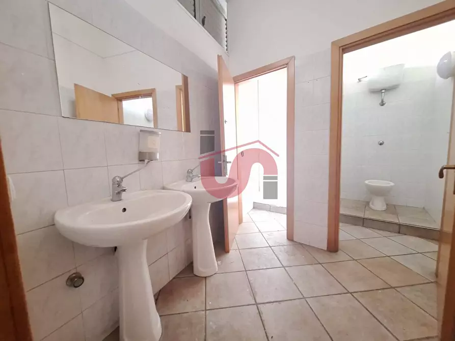 Immagine 13 di Locale commerciale in affitto  in Via Giustiniani a Benevento