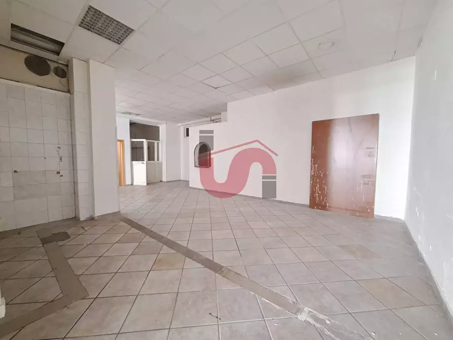 Immagine 10 di Locale commerciale in affitto  in Via Giustiniani a Benevento