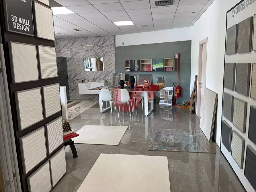 Immagine 25 di Locale commerciale in vendita  in Strada statale 7 a Roccabascerana