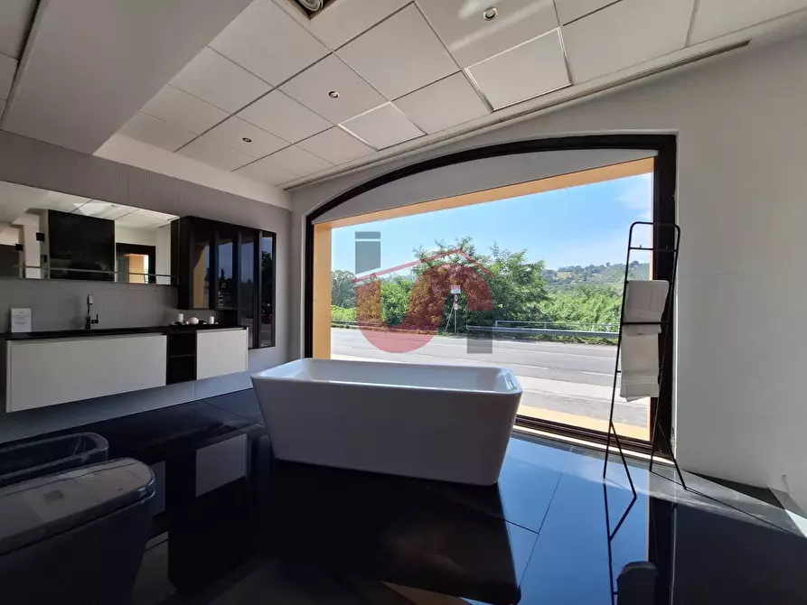 Immagine 20 di Locale commerciale in vendita  in Strada statale 7 a Roccabascerana