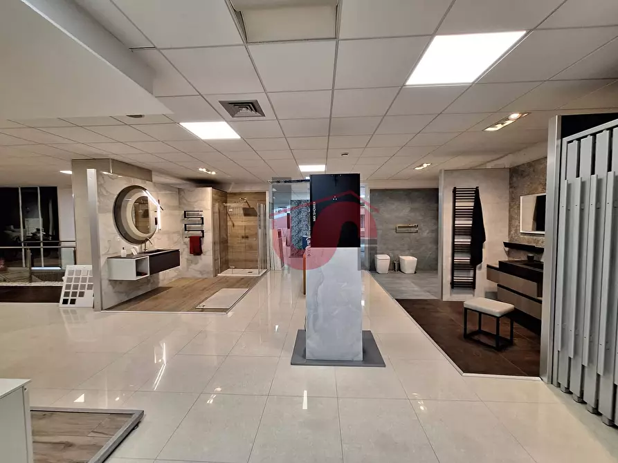 Immagine 11 di Locale commerciale in vendita  in Strada statale 7 a Roccabascerana