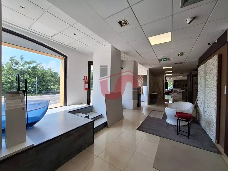 Immagine 18 di Locale commerciale in vendita  in Strada statale 7 a Roccabascerana