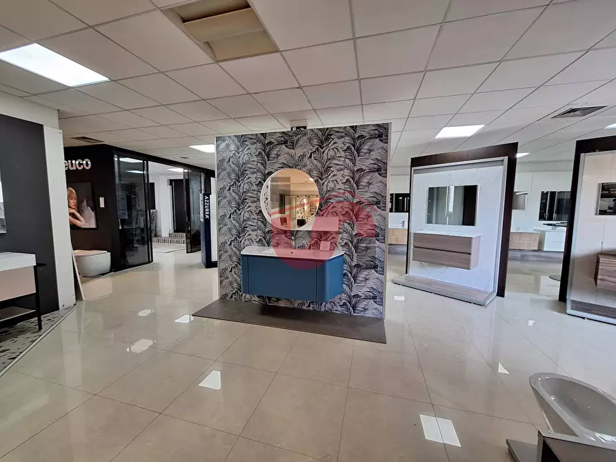 Immagine 17 di Locale commerciale in vendita  in Strada statale 7 a Roccabascerana