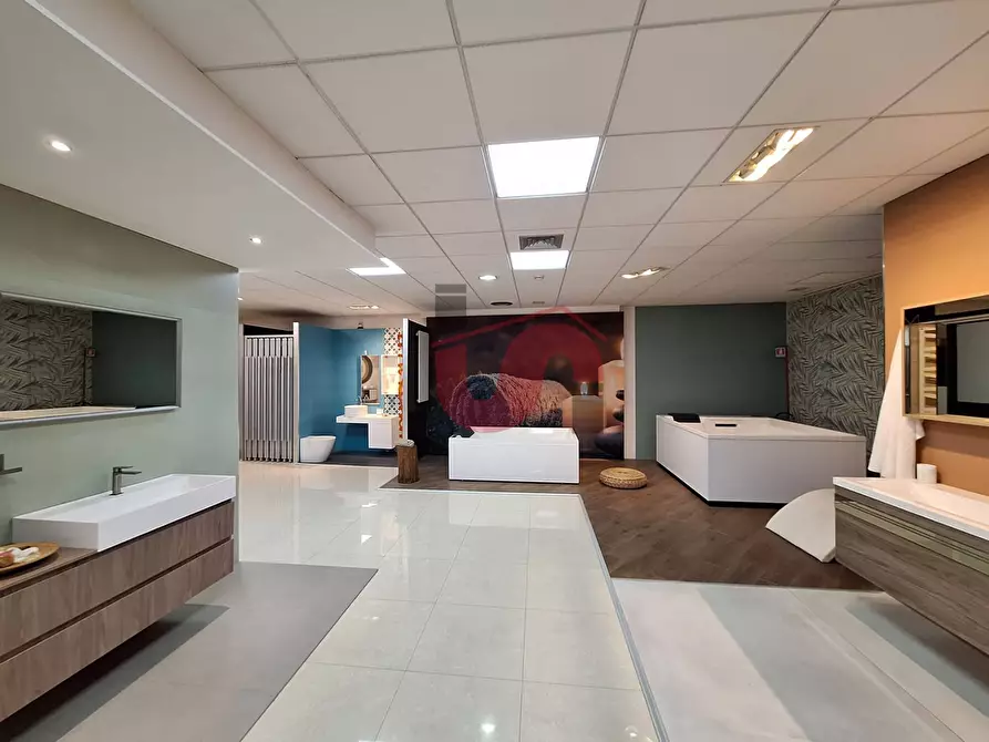 Immagine 15 di Locale commerciale in vendita  in Strada statale 7 a Roccabascerana