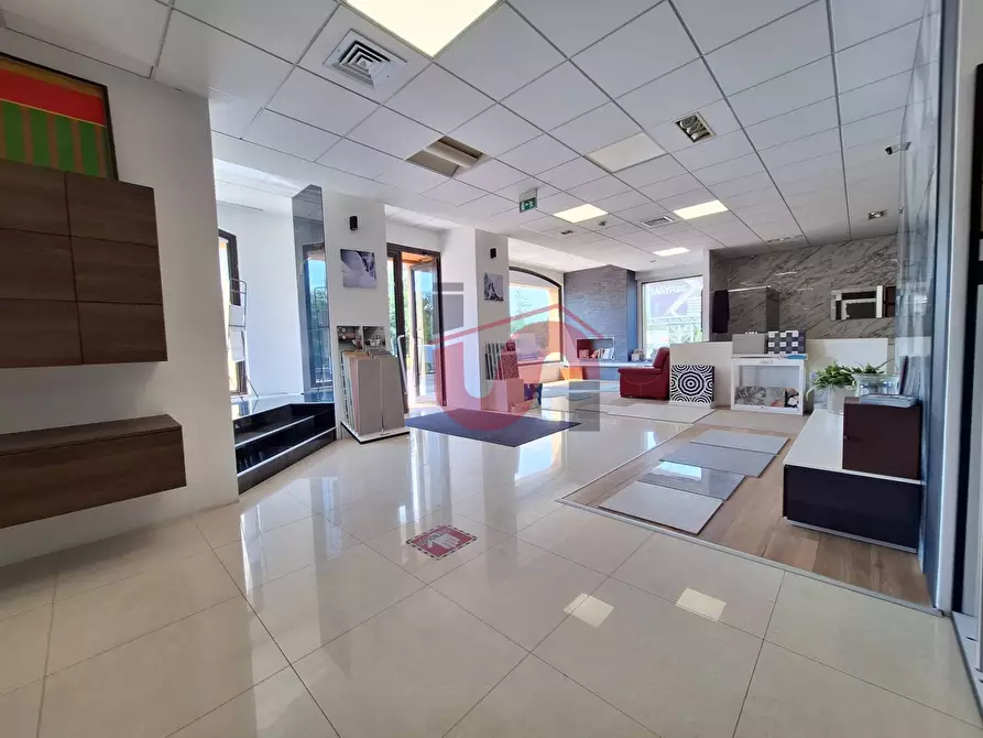 Immagine 6 di Locale commerciale in vendita  in Strada statale 7 a Roccabascerana