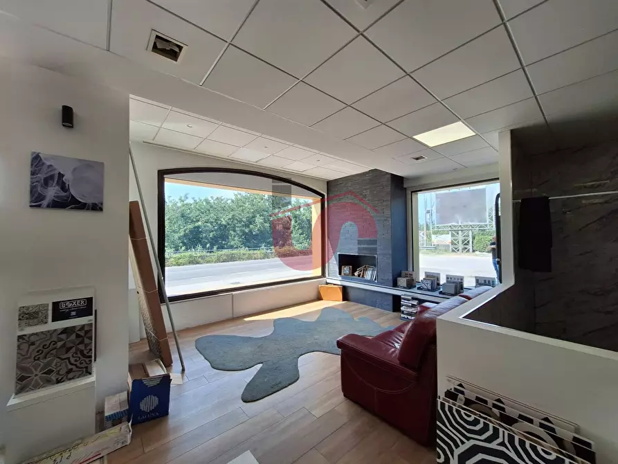 Immagine 21 di Locale commerciale in vendita  in Strada statale 7 a Roccabascerana