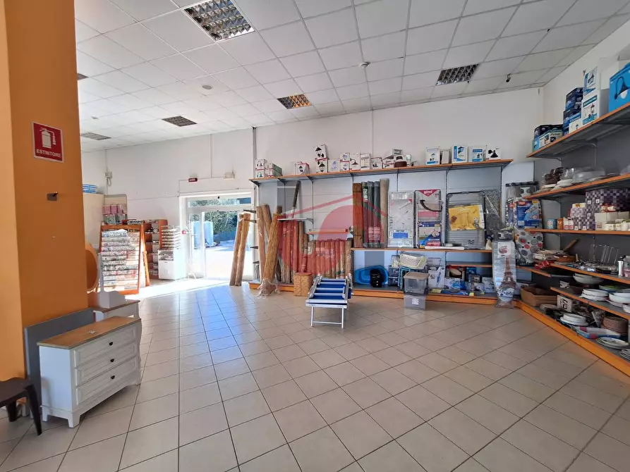 Immagine 10 di Negozio in affitto  in Via Tre Santi a Arpaise