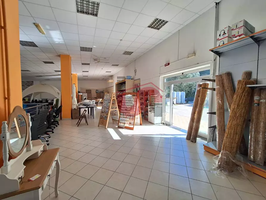 Immagine 11 di Negozio in affitto  in Via Tre Santi a Arpaise