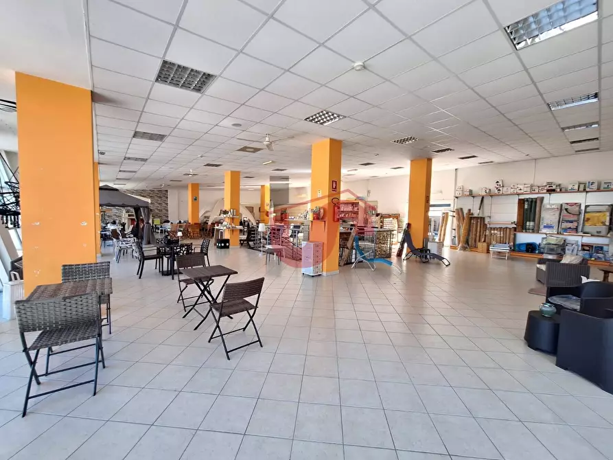 Immagine 1 di Negozio in affitto  in Via Tre Santi a Arpaise