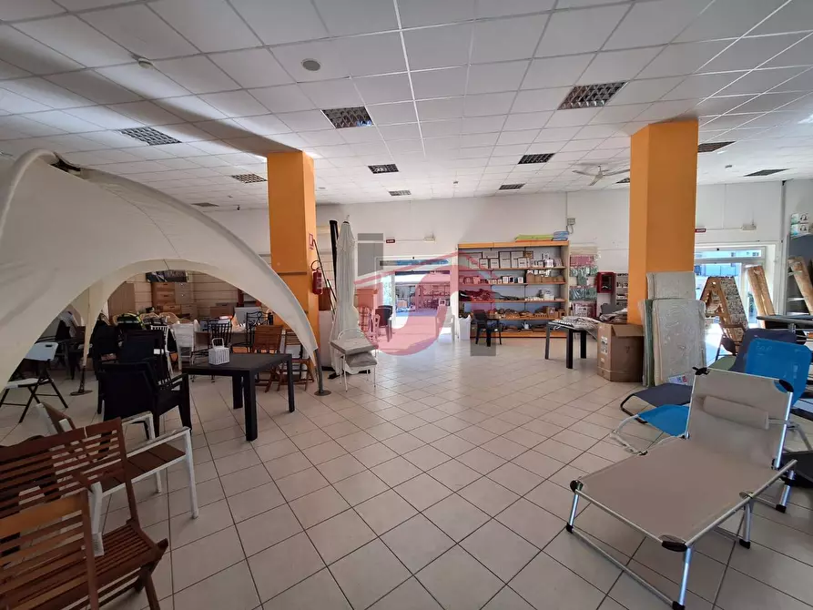 Immagine 12 di Negozio in affitto  in Via Tre Santi a Arpaise